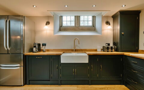 Heather View Chapel: Küche, Countertop, Küchengerät, Möbel, Cabinetry, Interior Design, Flooring, Major Appliance, Holz, Fussboden