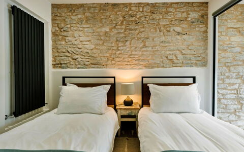 Heather View Chapel: Bett, Möbel, Wand, Schlafzimmer, Interior Design, Holz, Bedding, Fussboden, Bettdecke, Flooring
