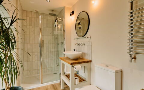 Heather View Chapel: Armatur, Interior Design, Badezimmer, Flooring, Fussboden, Bad Sink, Sinken, Toilette, Zapfhahn, Installation