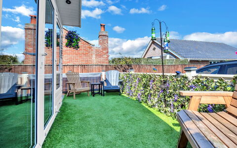 Osprey Court 1: Zuhause, Wohnung, Garten, Kunstrasen, Landscaping, Garten, Estate, Rasen, Hinterhof, Hof