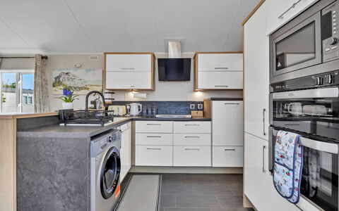 Osprey Court 1: Flooring, Major Appliance, Interior Design, Fussboden, Waschmaschine, Decke, Wäschetrockner, Haushaltsgerät, Küche, Countertop