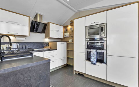 Osprey Court 1: Küche, Countertop, Cabinetry, Holz, Interior Design, Flooring, Major Appliance, Küchengerät, Haushaltsgerät, Decke