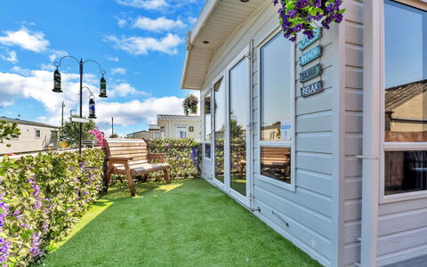 Osprey Court 1: Zuhause, Garten, Garten, Landscaping, Hinterhof, Kunstrasen, Rasen, Deck, Stuhl, Terrasse