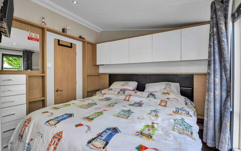 Osprey Court 1: Interior Design, Möbel, Bett, Schlafzimmer, Linens, Bettdecke, Zimmer, Bedding, Bettrahmen, Kissen