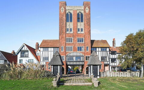 Arc Thorpeness: Gebäude, Fenster, Fassade, Mauerwerk, Backstein, Estate, Schiebefenster, Vorort, Villa, Garten