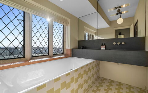 Arc Thorpeness: Wand, Flooring, Interior Design, Badewanne, Fussboden, Decke, Armatur, Badezimmer, Fliese, Installation