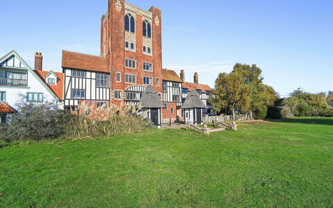 Arc Thorpeness: Himmel, Gras, Gebäude, Fassade, Strauch, Landschaft, Grundstueck, Estate, Mauerwerk, Rasen