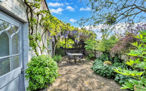 The Pottage: Vegetation, Strauch, Pflanzengemeinschaft, Garten, Ground, Flagstone, Garten, Landscaping, Walkway
