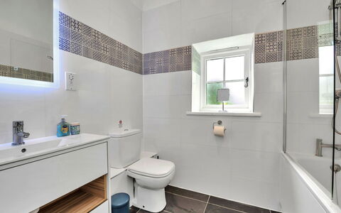 The Pottage: Badezimmer, Interior Design, Flooring, Armatur, Wand, Fussboden, Toilette, Toilleten Sitz, Fliese, Zapfhahn