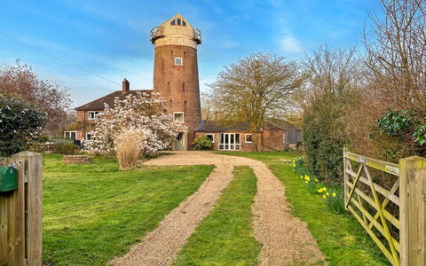 The Old Windmill: Gras, Strauch, Haus, Landschaft, Ländliches Gebiet, Grundstueck, Hütte, Turm