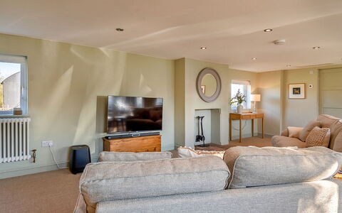 The Old Windmill: Möbel, Interior Design, Flooring, Fussboden, Holz, Decke, Couch, Zimmer, Wohnzimmer, Beleuchtung