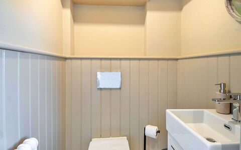 The Old Windmill: Wand, Badezimmer, Armatur, Interior Design, Flooring, Installation, Fussboden, Zapfhahn, Toilette, Bad Sink