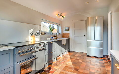 The Old Windmill: Küche, Küchengerät, Countertop, Major Appliance, Flooring, Cabinetry, Haushaltsgerät, Interior Design, Herd, Möbel