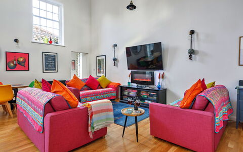 The Chapel: Möbel, Interior Design, Couch, Flooring, Wand, Wohnzimmer, Fussboden, Zimmer, Decke, Holz