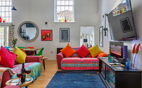 The Chapel: Möbel, Interior Design, Couch, Wand, Flooring, Wohnzimmer, Fussboden, Decke, Zimmer, Beleuchtung