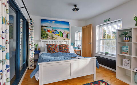 The Chapel: Möbel, Interior Design, Bett, Schlafzimmer, Bedding, Flooring, Bettdecke, Fussboden, Zimmer, Decke
