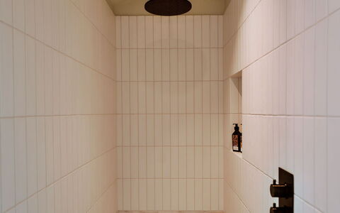 Arc Next-The-Sea: Wand, Flooring, Fussboden, Fliese, Interior Design, Braun, Badezimmer, Verbundwerkstoff, Armatur, Installation