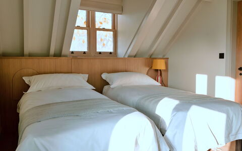 Arc Next-The-Sea: Bett, Möbel, Schlafzimmer, Bedding, Bettdecke, Interior Design, Holz, Fussboden, Flooring, Linens