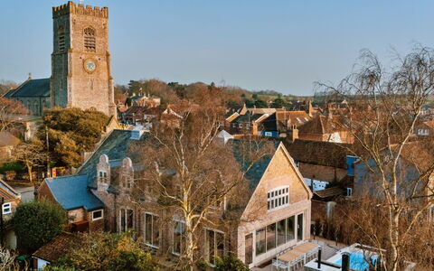 Arc Next-The-Sea: Himmel, Strauch, Haus, Dach, Zuhause, Hütte, Estate, Turm, Landscaping, Kirchturm