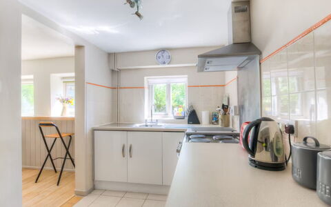Town End Barn: Küche, Interior Design, Countertop, Flooring, Decke, Fussboden, Major Appliance, Cabinetry, Möbel, Küchengerät