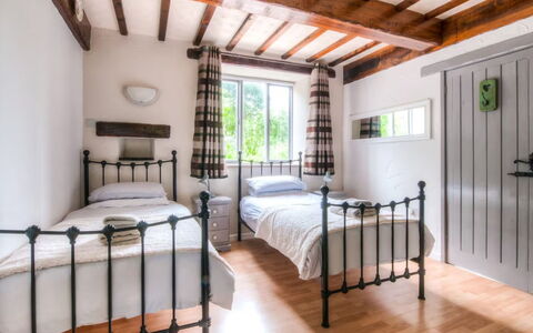 Town End Barn: Bett, Schlafzimmer, Möbel, Bedding, Bettdecke, Holz, Interior Design, Bettrahmen, Linens, Fussboden