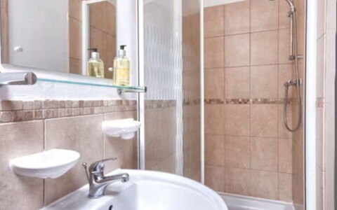 Town End Barn: Armatur, Interior Design, Bad Sink, Fussboden, Flooring, Badezimmer, Sinken, Toilette, Zimmer, Decke