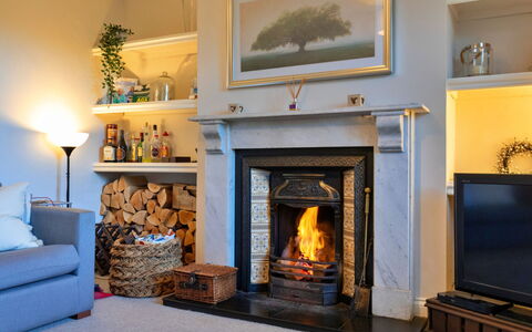 Ingersley Cottage: Feuerstelle, Möbel, Interior Design, Holz, Flooring, Wohnzimmer, Beleuchtung, Fussboden, Zuhause