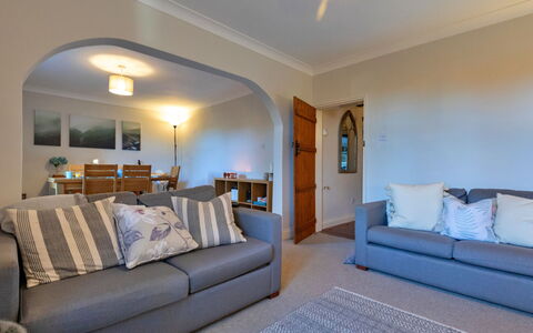 Ingersley Cottage: Möbel, Interior Design, Couch, Flooring, Wand, Fussboden, Holz, Decke, Zimmer, Wohnzimmer
