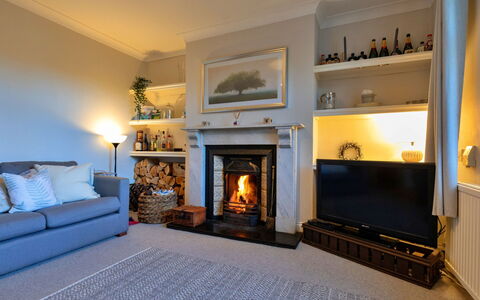 Ingersley Cottage: Feuerstelle, Möbel, Interior Design, Flooring, Holz, Wohnzimmer, Fussboden, Zimmer, Beleuchtung, Zuhause