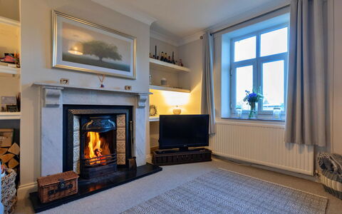 Ingersley Cottage: Holz, Interior Design, Flooring, Feuerstelle, Fussboden, Möbel, Wohnzimmer, Zuhause, Zimmer, Decke