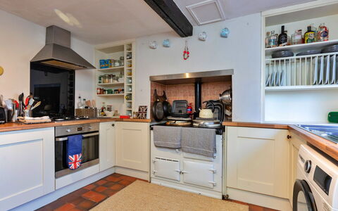Ingersley Cottage: Küchengerät, Küche, Major Appliance, Countertop, Interior Design, Herd, Möbel, Cabinetry, Haushaltsgerät, Flooring