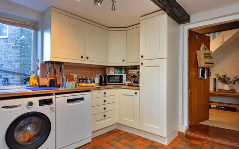 Ingersley Cottage: Küchengerät, Major Appliance, Küche, Flooring, Countertop, Holz, Interior Design, Cabinetry, Fussboden, Haushaltsgerät