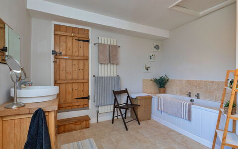 Ingersley Cottage: Flooring, Interior Design, Armatur, Fussboden, Installation, Zapfhahn, Badezimmer, Möbel, Badezimmerschrank, Zimmer