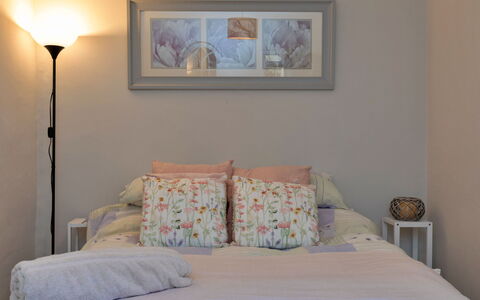 Ingersley Cottage: Bett, Möbel, Bedding, Schlafzimmer, Interior Design, Bettdecke, Wand, Linens, Zimmer, Kissen