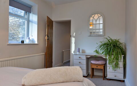 Ingersley Cottage: Möbel, Bett, Interior Design, Schlafzimmer, Wand, Bedding, Bettdecke, Holz, Flooring, Fussboden