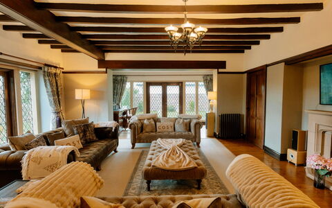 Greenacres: Möbel, Interior Design, Holz, Decke, Flooring, Zuhause, Fussboden, Couch, Beleuchtung, Wohnzimmer