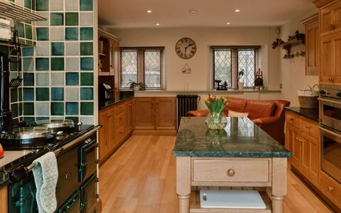 Greenacres: Möbel, Küche, Countertop, Cabinetry, Interior Design, Küchengerät, Flooring, Holz, Fussboden, Schublade