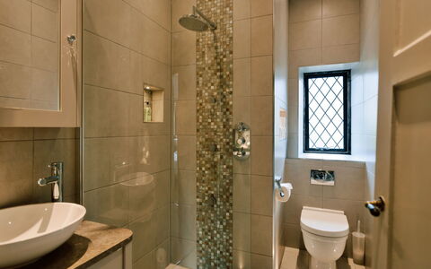 Greenacres: Badezimmer, Interior Design, Armatur, Flooring, Wand, Fussboden, Toilette, Fliese, Spiegel, Zuhause