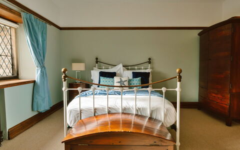 Greenacres: Möbel, Interior Design, Bett, Schlafzimmer, Wand, Holz, Bedding, Bettdecke, Flooring, Decke