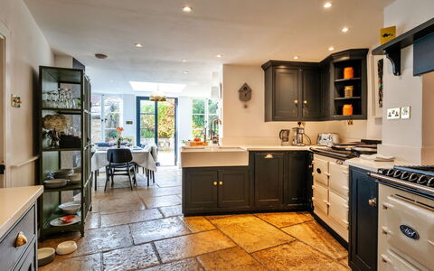 Morley House: Möbel, Flooring, Interior Design, Holz, Cabinetry, Fussboden, Küche, Countertop, Beleuchtung, Zuhause