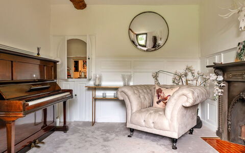 Morley House: Möbel, Interior Design, Wand, Holz, Flooring, Fussboden, Beleuchtung, Bilderrahmen, Decke, Wohnzimmer