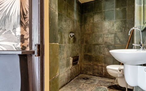 Morley House: Toilleten Sitz, Badezimmer, Armatur, Wand, Toilette, Flooring, Fussboden, Interior Design, Installation, Fliese