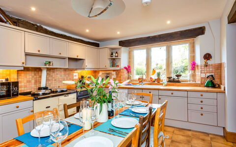 Dunford Barn: Möbel, Interior Design, Küche, Holz, Decke, Flooring, Countertop, Cabinetry, Beleuchtung, Zimmer
