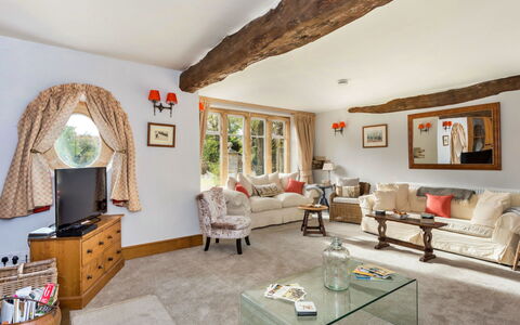 Dunford Barn: Möbel, Interior Design, Zuhause, Haus, Beleuchtung, Couch, Wohnzimmer, Zimmer, Decke, Bilderrahmen