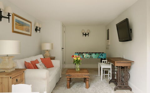 Dunford Barn: Möbel, Interior Design, Wand, Holz, Couch, Flooring, Zimmer, Fussboden, Decke, Wohnzimmer