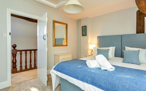Dunford Barn: Möbel, Wand, Schlafzimmer, Bett, Holz, Fussboden, Interior Design, Flooring, Decke, Bedding