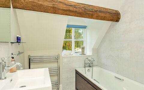 Dunford Barn: Interior Design, Flooring, Armatur, Fussboden, Decke, Badewanne, Installation, Zuhause, Zapfhahn, Badezimmer