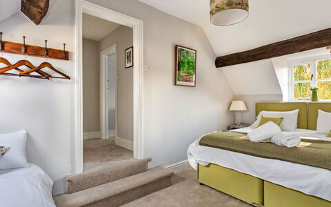 Dunford Barn: Möbel, Interior Design, Bett, Wand, Schlafzimmer, Flooring, Holz, Decke, Zimmer, Fussboden