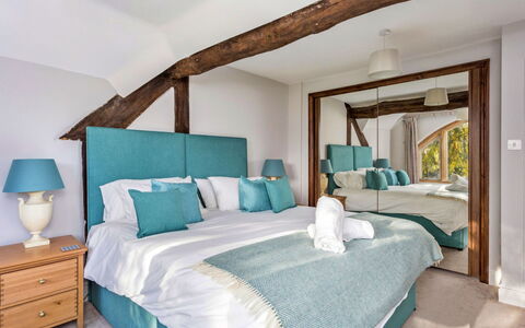 Dunford Barn: Möbel, Interior Design, Bett, Schlafzimmer, Zimmer, Fussboden, Flooring, Bedding, Holz, Decke
