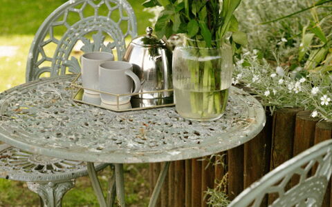 Dunford Barn: Möbel, Gartenmöbel, Tabelle, Tisch Im Freien, Stuhl, Garten, Terrasse, Kaffetisch, Hinterhof, Blumentopf